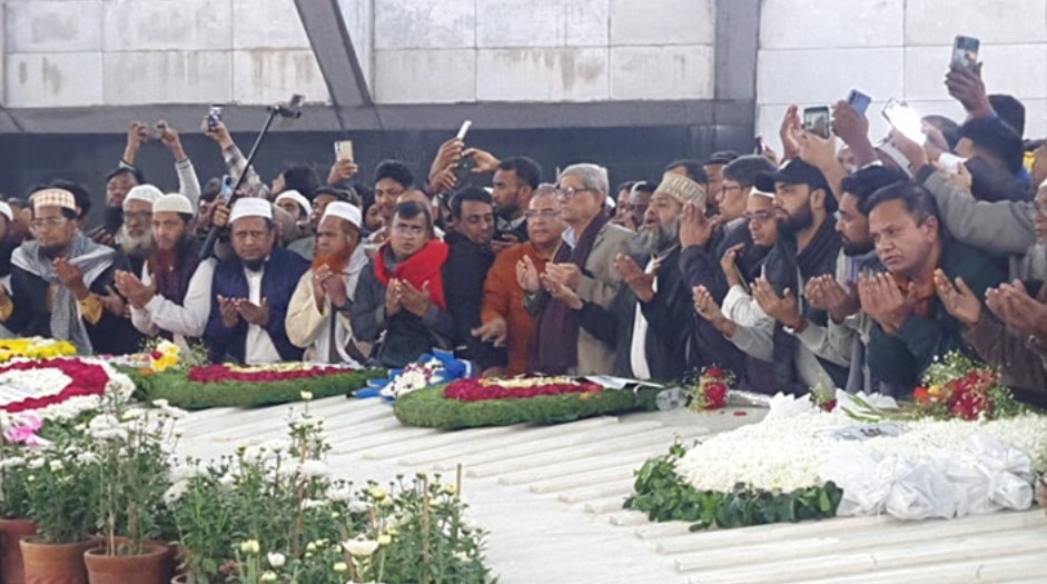 খালেদা জিয়ার সমাধিতে শ্রদ্ধা নিবেদন ও মোনাজাতে বিএনপি মহাসচিব